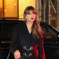 Taylor Swift poustvarila enega najbolj šik videzov Hailey Bieber