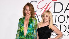 Amber Valletta obleka Versace