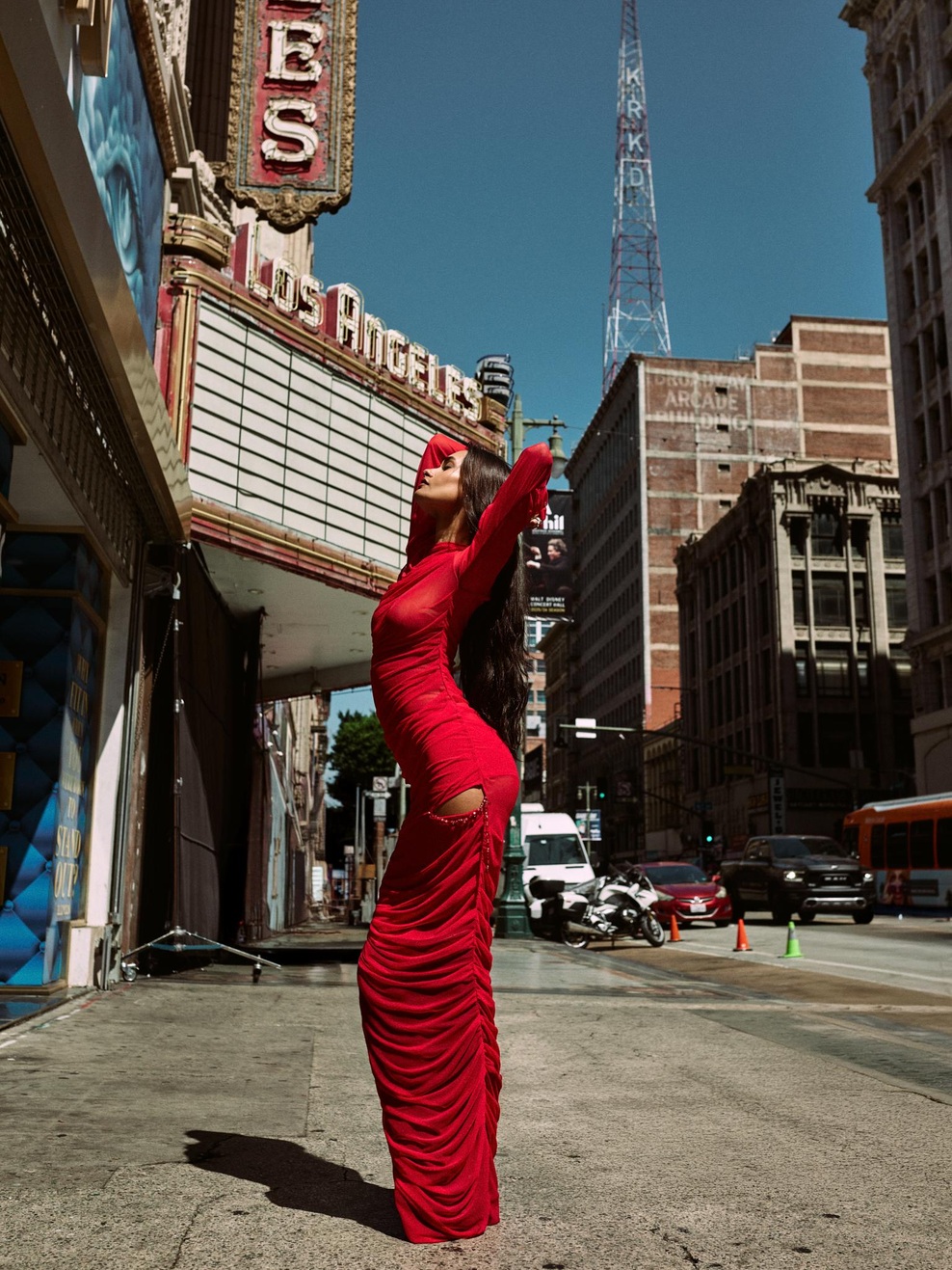 Jakna: PRADA
Obleka: ZADIG VOLTAIRE
Uhani: DAAR