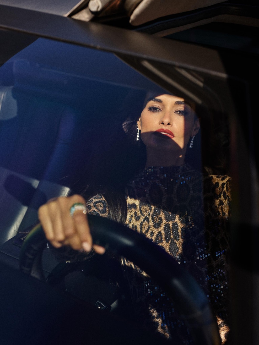 Jakna: PRADA
Obleka: ZADIG VOLTAIRE
Uhani: DAAR