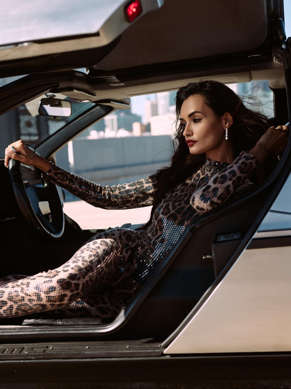 Jakna: PRADA
Obleka: ZADIG VOLTAIRE
Uhani: DAAR