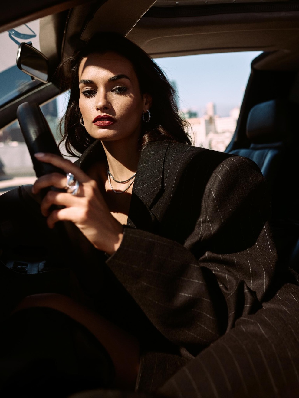 Jakna: PRADA
Obleka: ZADIG VOLTAIRE
Uhani: DAAR