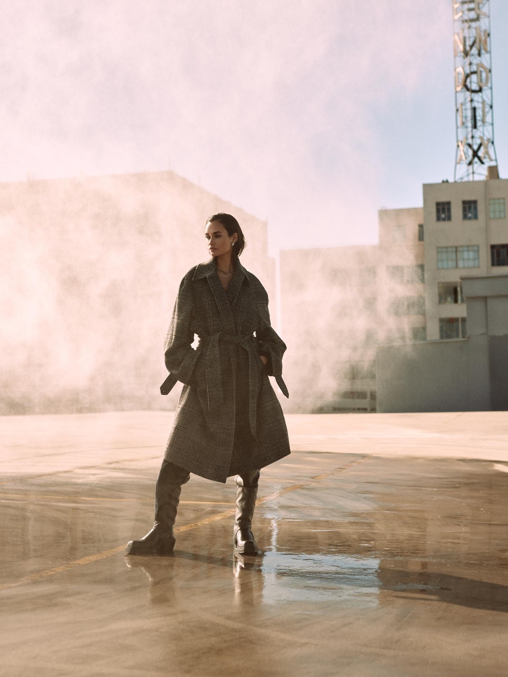 Jakna: PRADA
Obleka: ZADIG VOLTAIRE
Uhani: DAAR