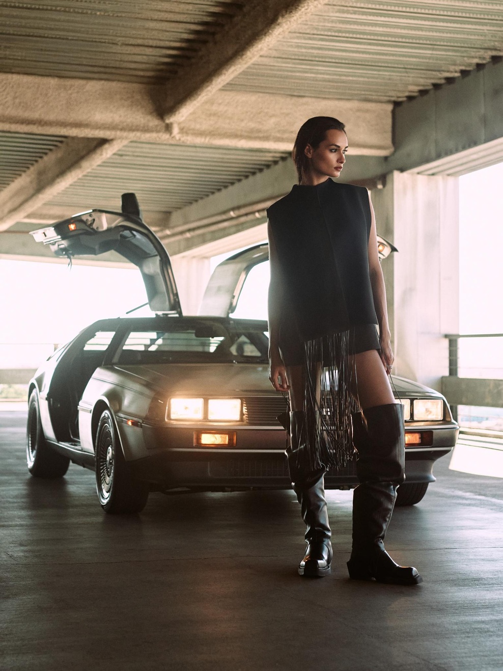 Jakna: PRADA
Obleka: ZADIG VOLTAIRE
Uhani: DAAR