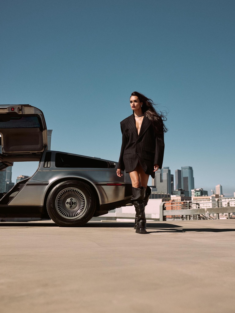 Jakna: PRADA
Obleka: ZADIG VOLTAIRE
Uhani: DAAR