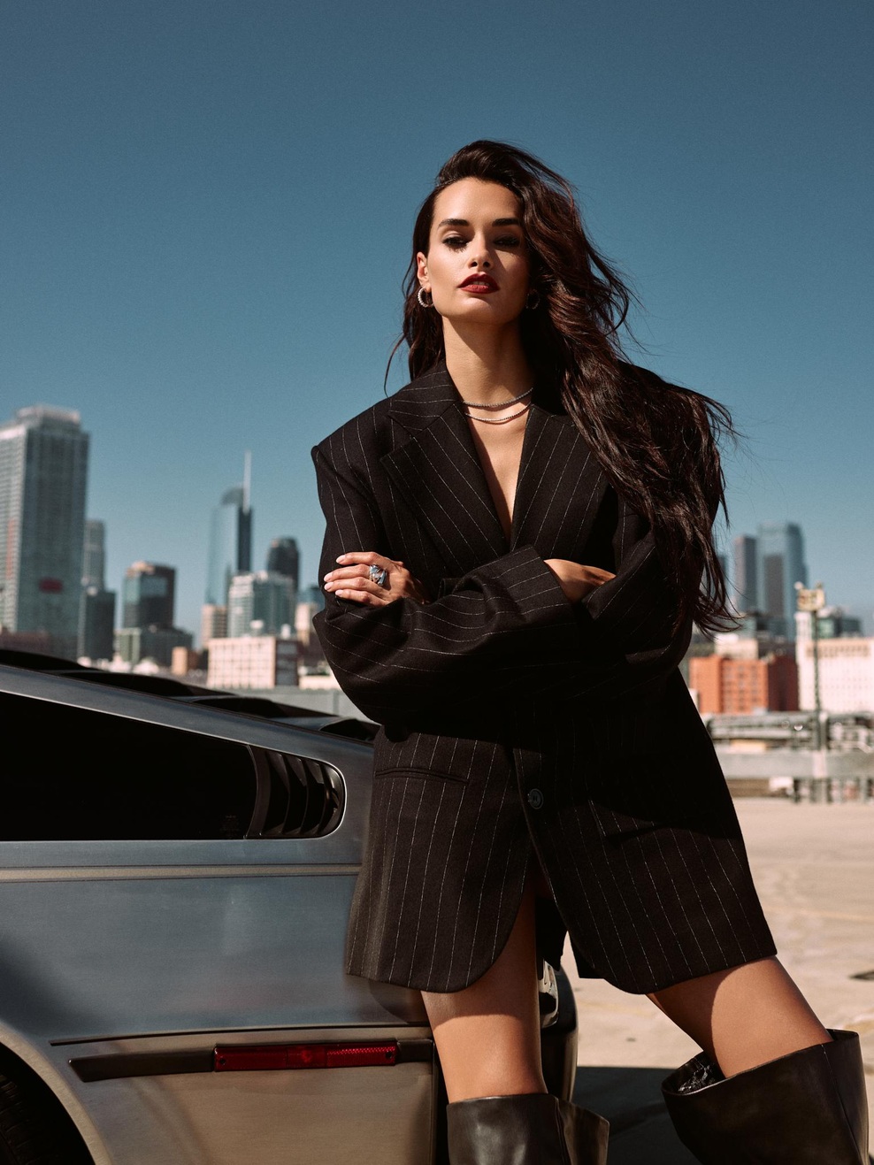 Jakna: PRADA
Obleka: ZADIG VOLTAIRE
Uhani: DAAR