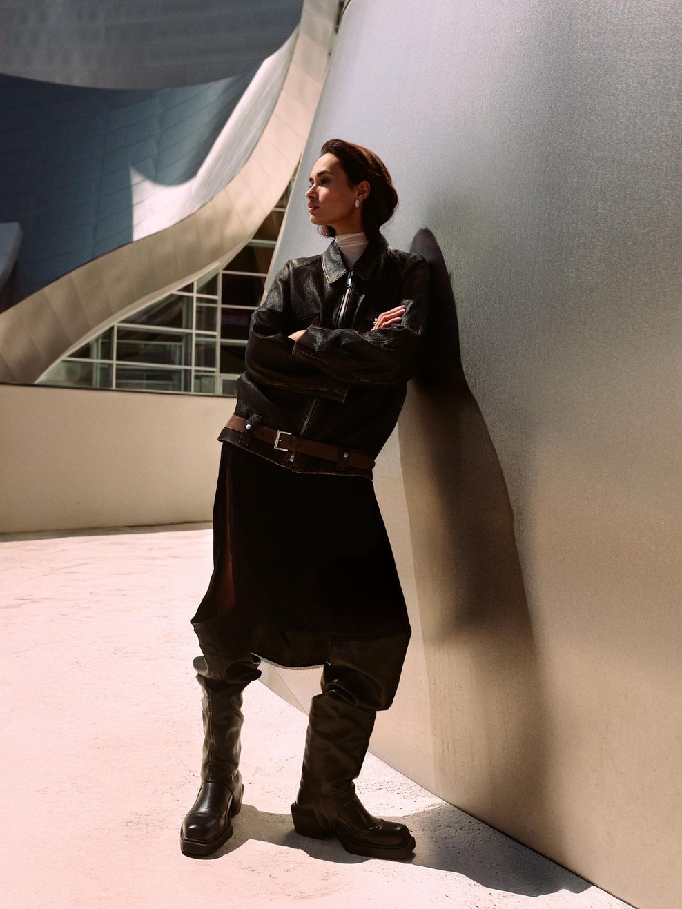 Jakna: PRADA
Obleka: ZADIG VOLTAIRE
Uhani: DAAR