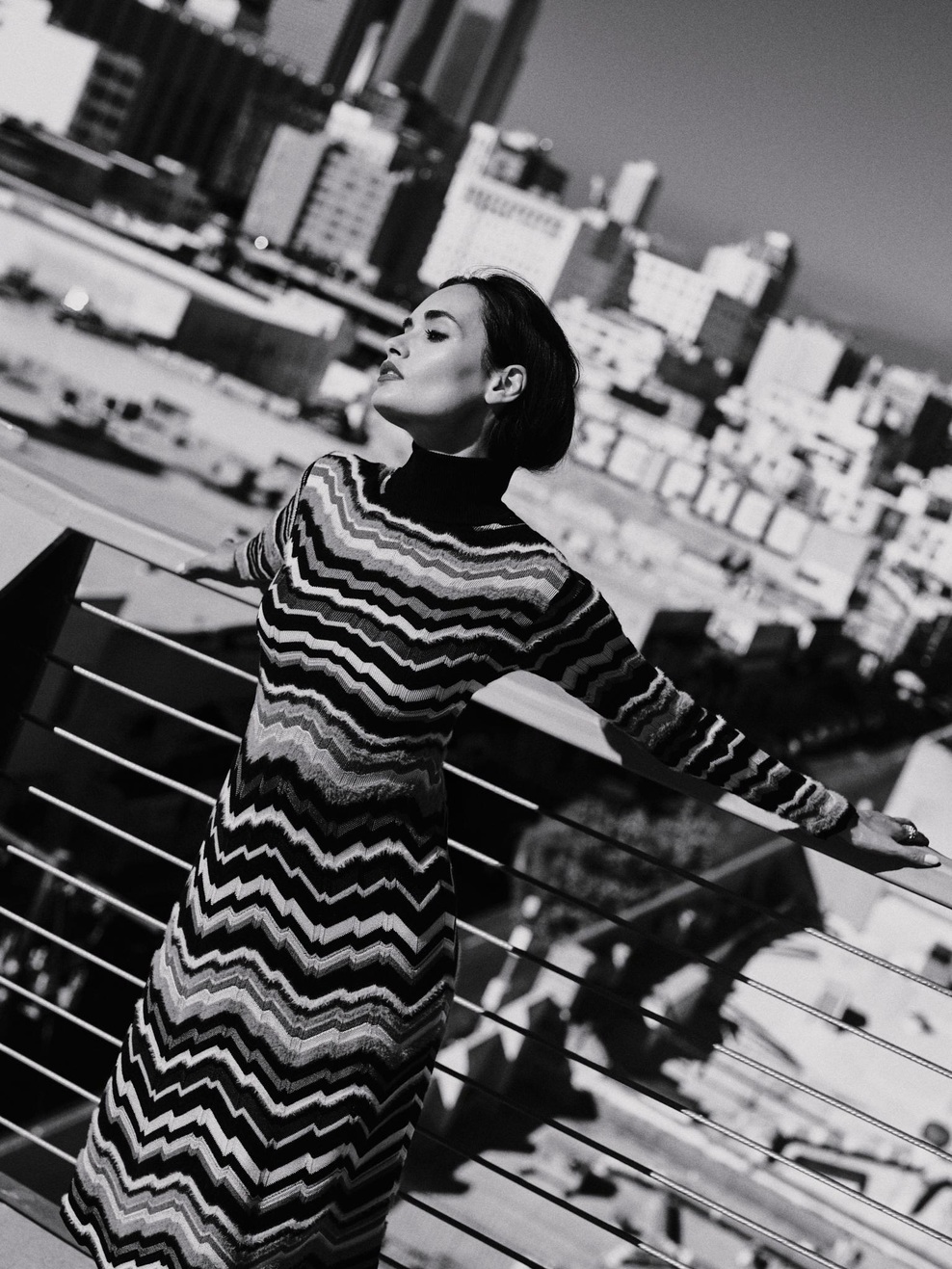 Jakna: PRADA
Obleka: ZADIG VOLTAIRE
Uhani: DAAR