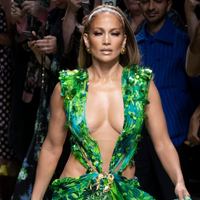 Živeli smo v prepričanju, da je to obleko prva nosila J.Lo: zdaj razkrita presenetljiva resnica o ikonični Versacejevi obleki