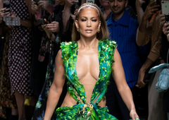 Živeli smo v prepričanju, da je to obleko prva nosila J.Lo: zdaj razkrita presenetljiva resnica o ikonični Versacejevi obleki