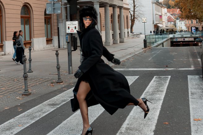 Slovenski plašč, ki bi ga oboževala tudi Victoria Beckham: je popolna definicija minimalistične elegance