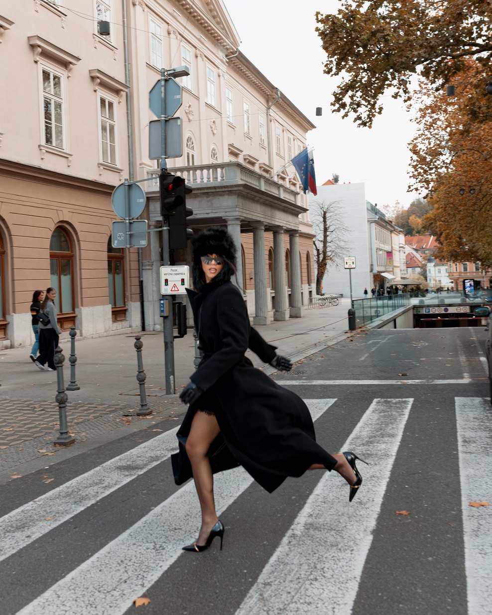 Plašč, ki bi ga z veseljem nosila tudi Victoria Beckham (foto: Jonathan Abuka)