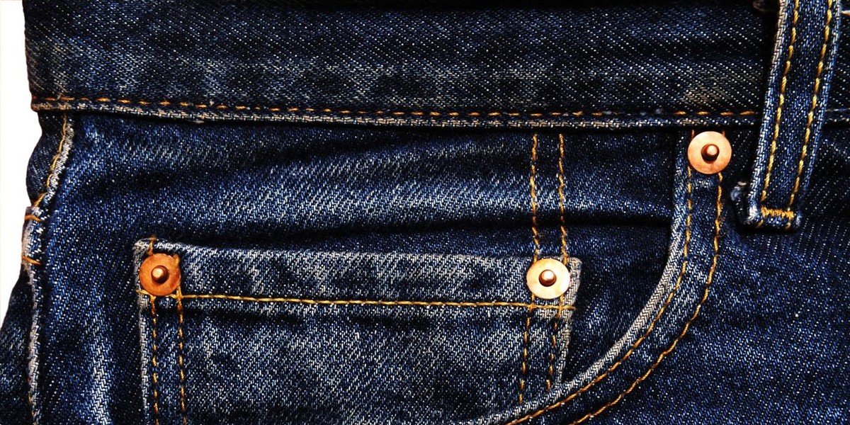 Veste, čemu služijo bakreni 'neti' na kavbojkah? Če ste mislili, da so okras, ste se zelo motili (učitelji so jih sovražili!)