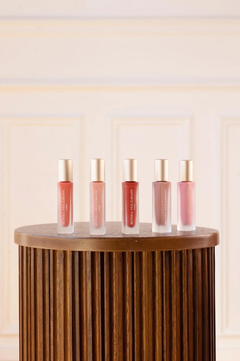 Izdelek za ustnice, ki ustvari popoln jesenski make up videz: Poveča volumen, neguje in izžareva pariški šik