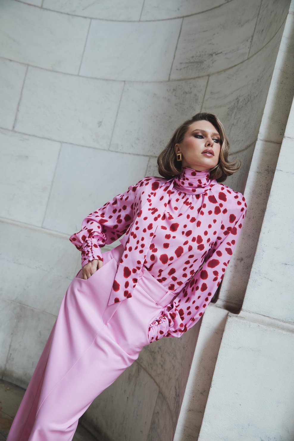 Bluza: Rowen Rose @rowenroseofficial 
Krilo: Rowen Rose @rowenroseofficial
Uhani: Heaven Mayhem @heavenmayhem_