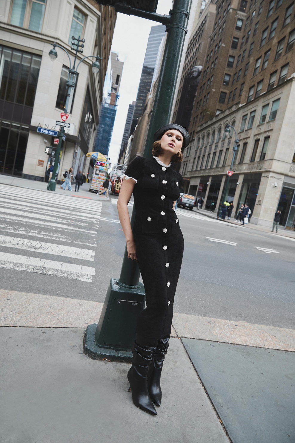 Obleka: Self-Portrait @mrselfportrait
Pokrivalo: Jean Paul Gaultier @jeanpaulgaultier