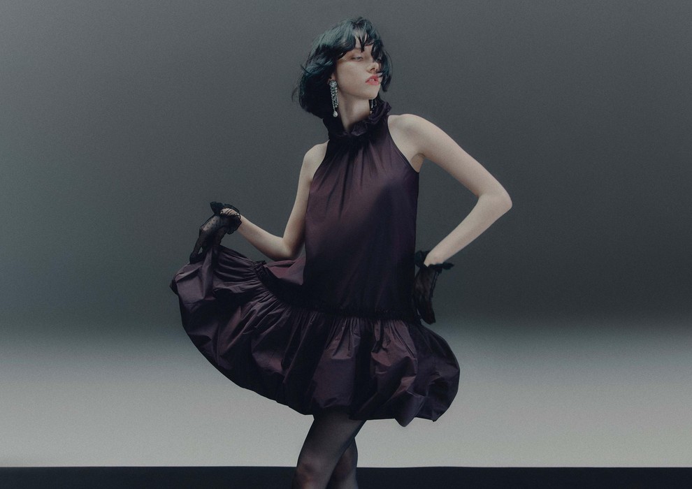 H&M Studio je v svojo praznično kolekcijo 2025 vnesel pravo dozo glamurja, ekstravagance in gledališkega šarma. Navdihnjena z gibanjem New …