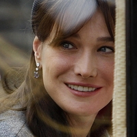 Pričeska z učinkom liftinga, ki briše leta: ko jo boste videle, se boste takoj naročile k frizerju