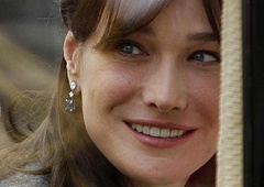 Pričeska z učinkom liftinga, ki briše leta: ko jo boste videle, se boste takoj naročile k frizerju