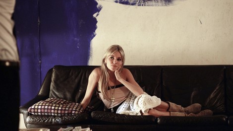 Najbolj ženstveni trend jeseni nas vrača v 70. leta