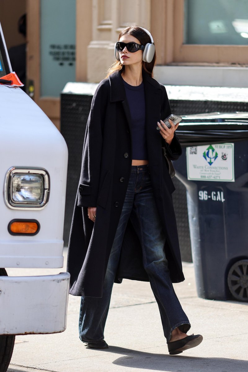 Kavbojke Kaie Gerber so popolne za novoletno zabavo: in nosite jih lahko še celo leto!