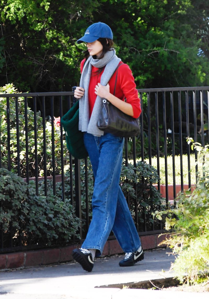 Kavbojke Kaie Gerber so popolne za novoletno zabavo: in nosite jih lahko še celo leto!