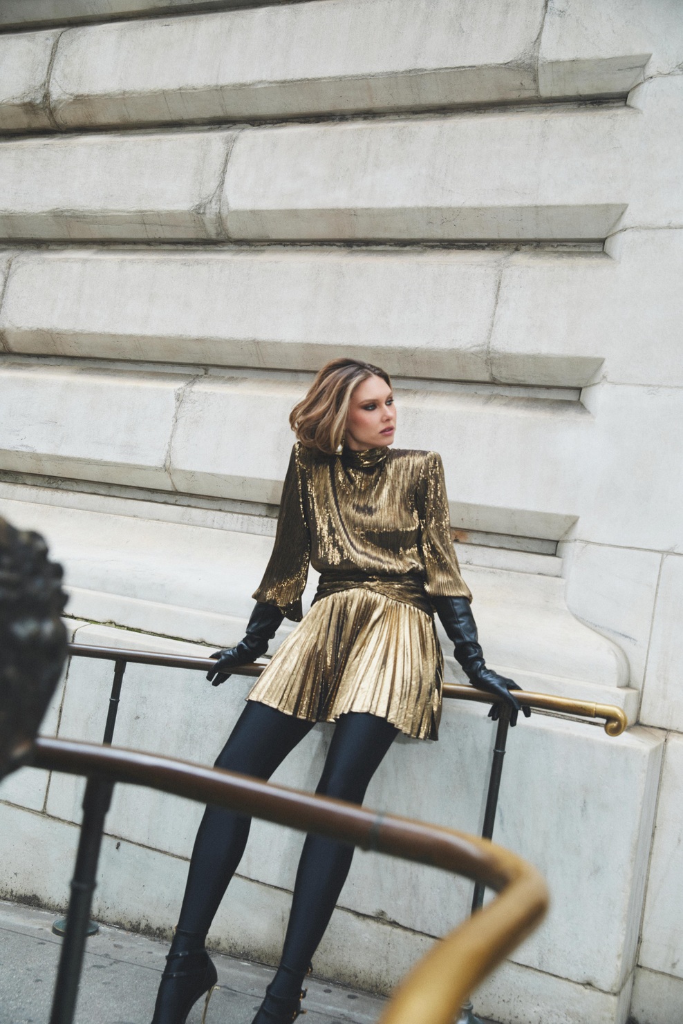 Obleka: Retrofête @retrofete
Uhani: Retrofête @retrofete
Čevlji: Versace @versace
Hlačne nogavice: Calzedonia @calzedonia