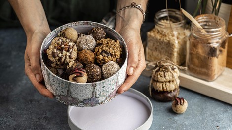 Najbolj zdrav kolač na svetu: pripravljen v 5 min, ne redi a napolni z energijo – skrivnost sta le 2 sestavini