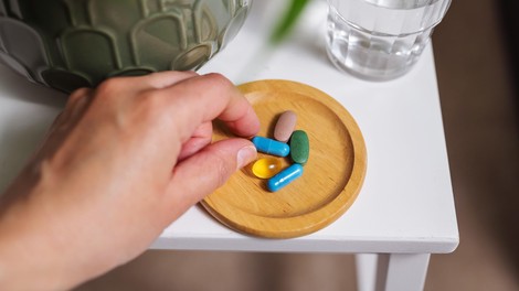 Zdravnik opozarja: Pogosta kombinacija teh prehranskih dopolnil lahko oslabi vaše kosti