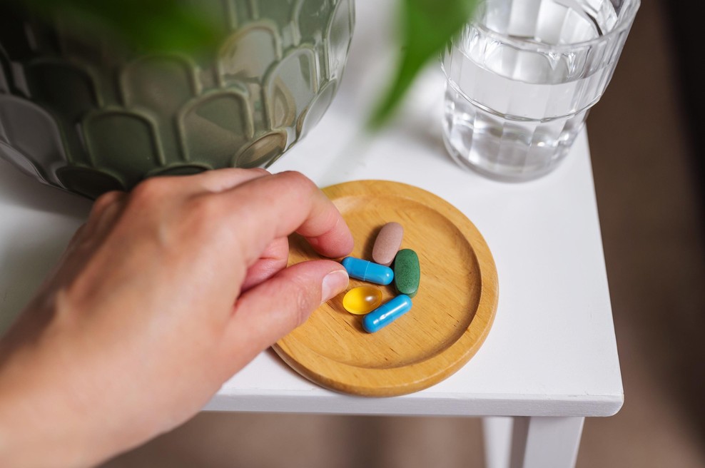 Zdravnik opozarja: Pogosta kombinacija teh prehranskih dopolnil lahko oslabi vaše kosti (foto: Profimedia)