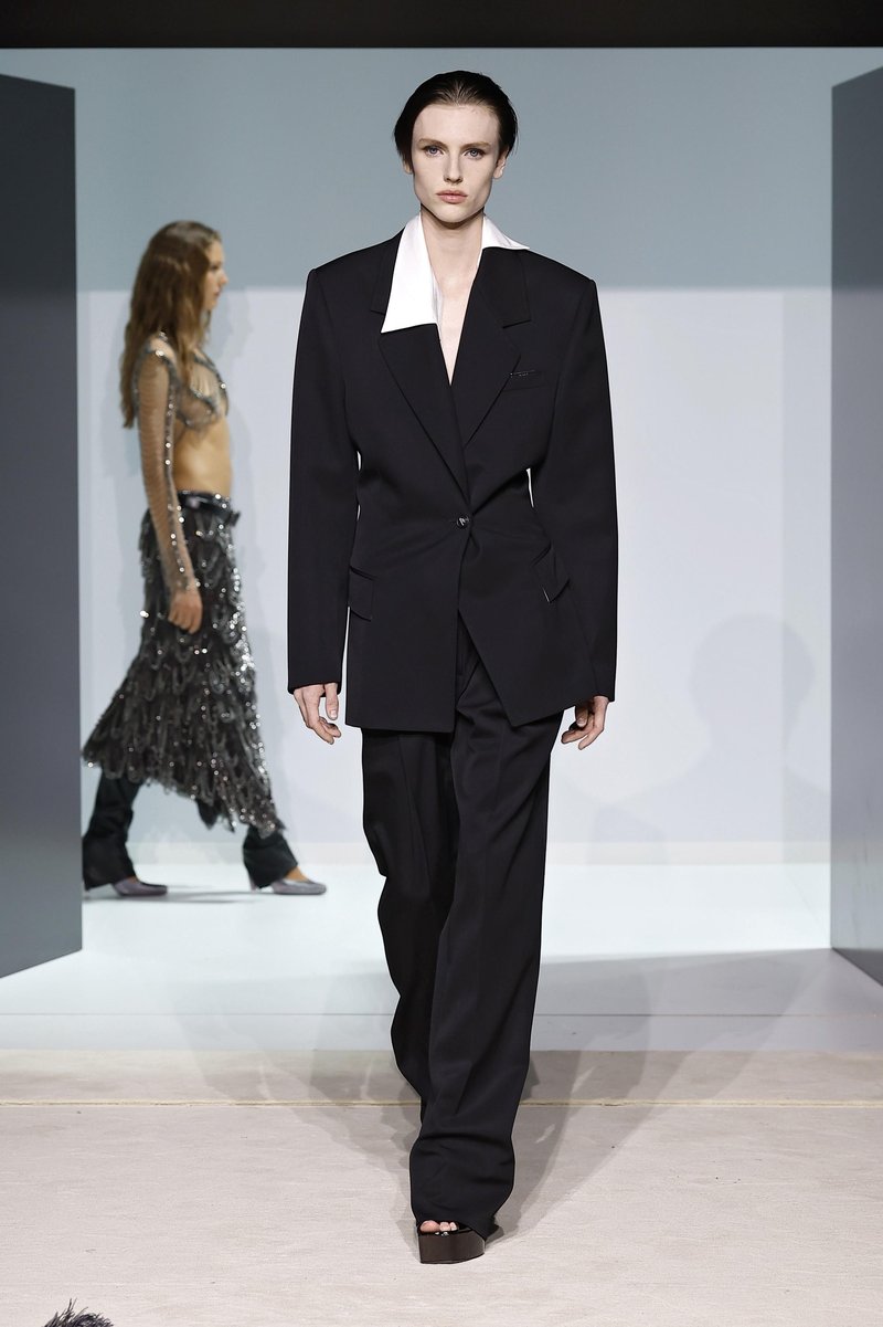 5 modnih trendov za pomlad 2026, ki jih morate poznati že zdaj (naravnost iz modnih pist)