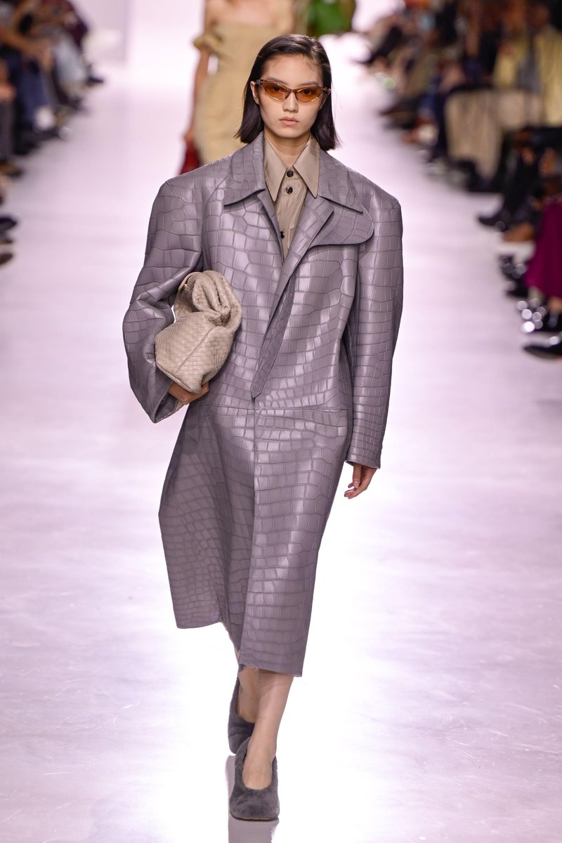 5 modnih trendov za pomlad 2026, ki jih morate poznati že zdaj (naravnost iz modnih pist)