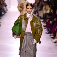 5 modnih trendov za pomlad 2026, ki jih morate poznati že zdaj (naravnost iz modnih pist)