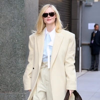 Masleno rumeno spremenila v nepričakovan jesenski trend: Elle Fanning ta odtenek dvignila na nov nivo