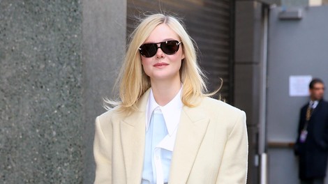 Masleno rumeno spremenila v nepričakovan jesenski trend: Elle Fanning ta odtenek dvignila na nov nivo