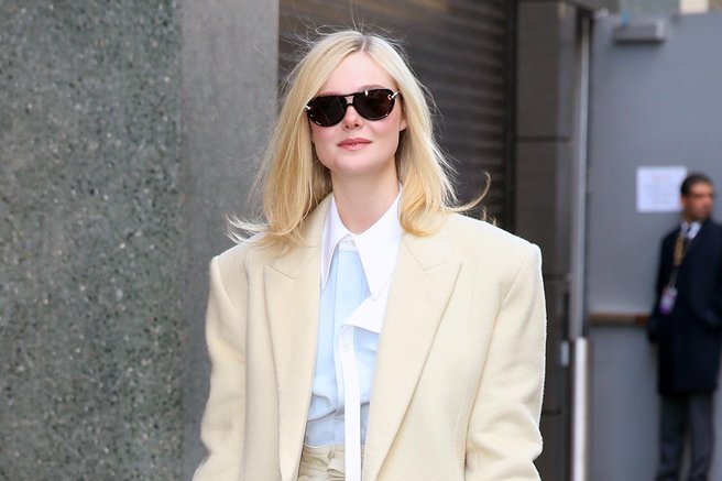 Masleno rumeno spremenila v nepričakovan jesenski trend: Elle Fanning ta odtenek dvignila na nov nivo