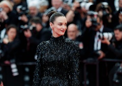 Oda materam: Charlotte Le Bon v novi kampanji Jacquemus