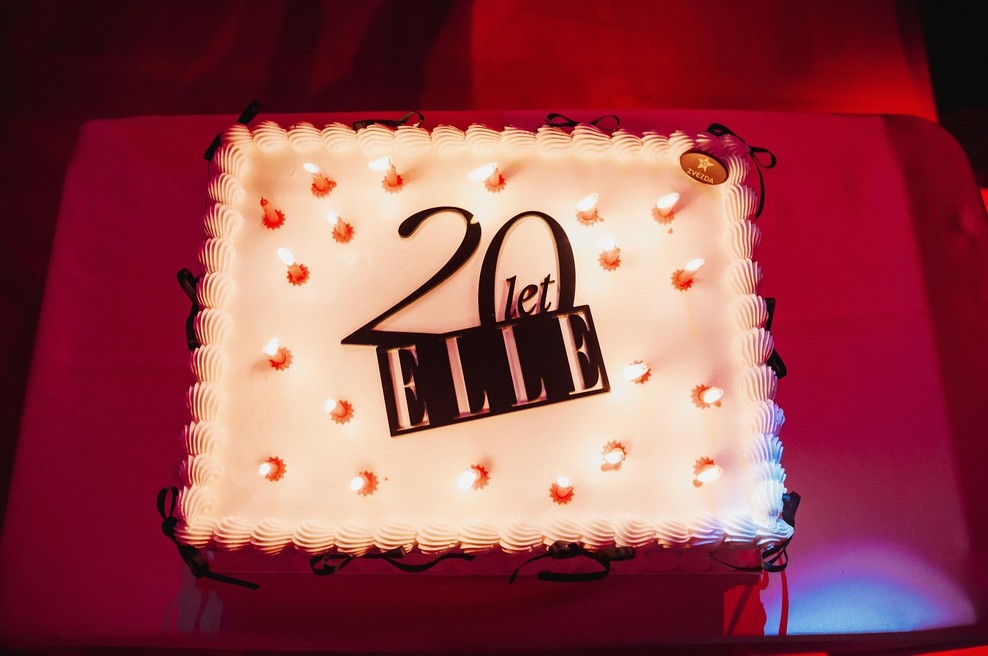 Torto ob 20. obletnici Elle Slovenija je ustvarila Kavarna Zvezda – ena najbolj prepoznavnih slovenskih slaščičarn, znana po sodobnih, estetsko dovršenih in vrhunsko izdelanih tortah. (foto: Marko Delbello Ocepek in Erika Pečjak)