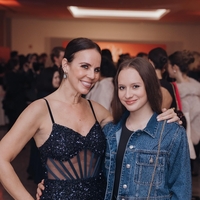 Na rdeči preprogi zablestele znane Slovenke v družbi svojih hčera (Elle Style Awards 2025)