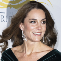 Vsi govorijo o Kate Middleton: tokrat osupnila z imenitnim poklonom kraljici Elizabeti (FOTO)