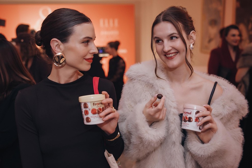 Kliknite naprej in si oglejte najlepše pričeske ponedeljkovega glamuroznega večera.