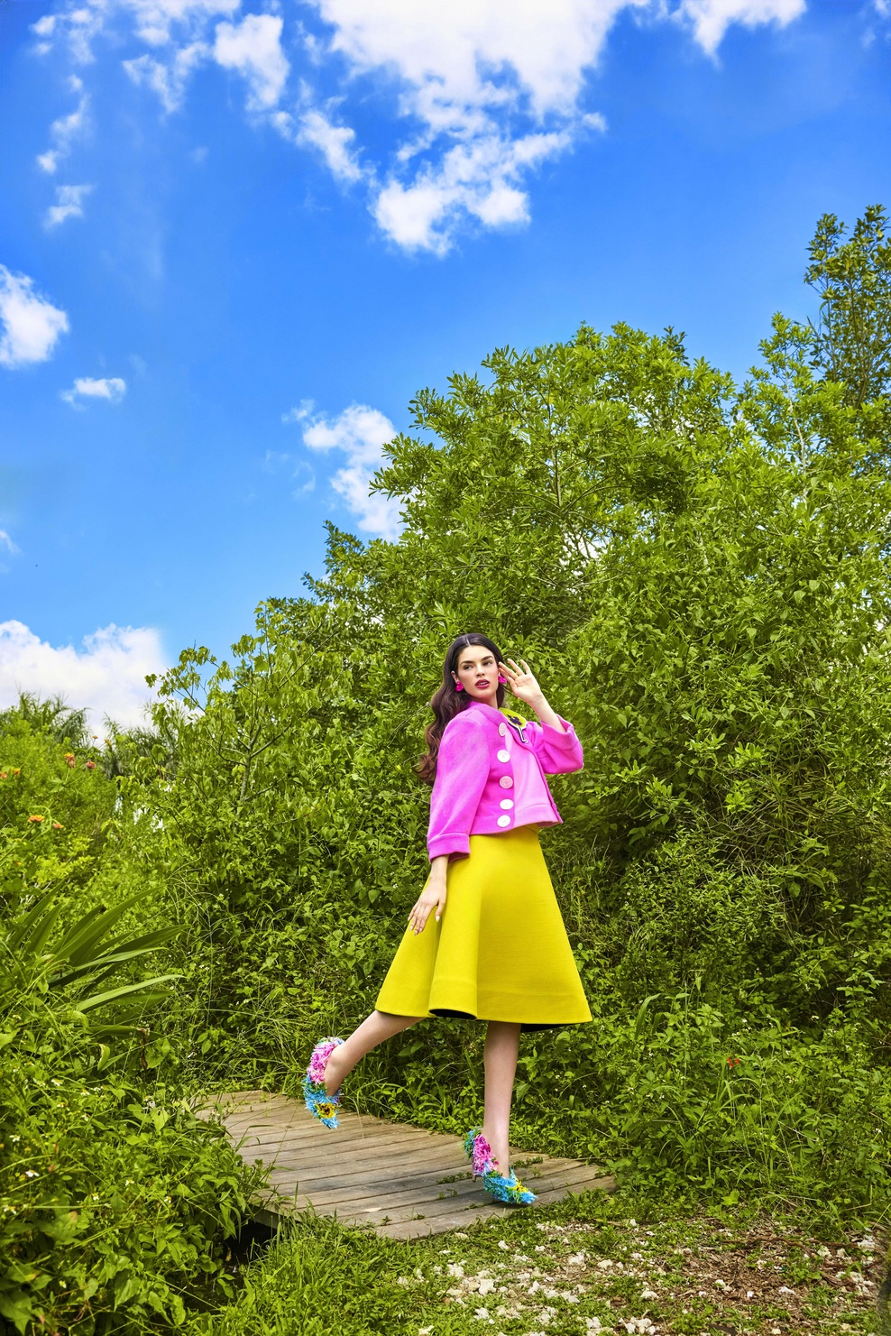 Top: Marc Jacobs
Krilo: Marc Jacobs
Čevlji: Moschino
Uhani: Oscar de la Renta