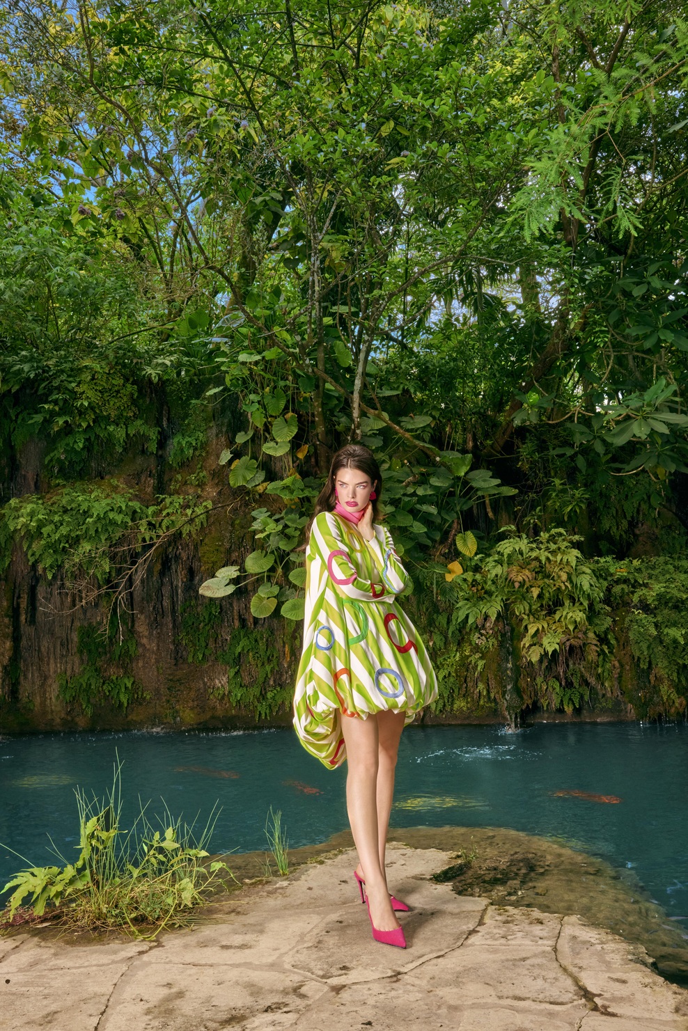 Obleka: Ágatha Ruiz de la Prada
Čevlji: Dolce&Gabbana
Uhani: Oscar de la Renta