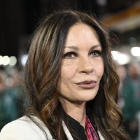 Minimalizem, ki očara: stajling Catherine Zeta-Jones, ki ga boste želeli posnemati