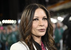 Minimalizem, ki očara: stajling Catherine Zeta-Jones, ki ga boste želeli posnemati
