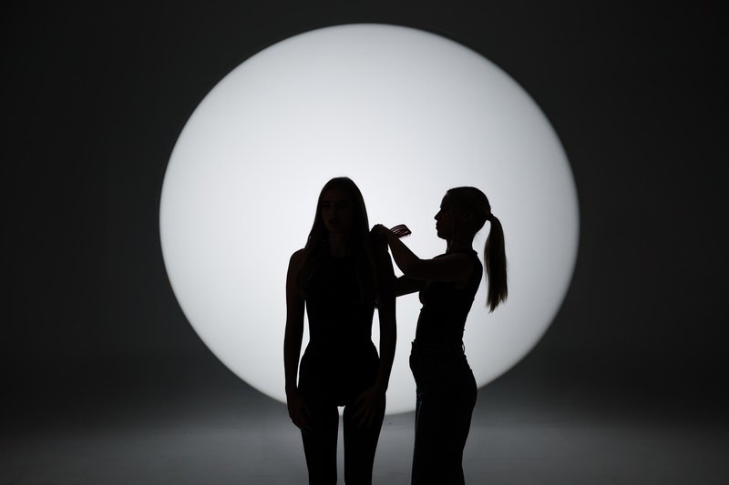 Kdo je glas, ki pritegne čedalje več pozornosti na naših radiih? To je Luka Drmič – z novim singlom Najina skrivnost!