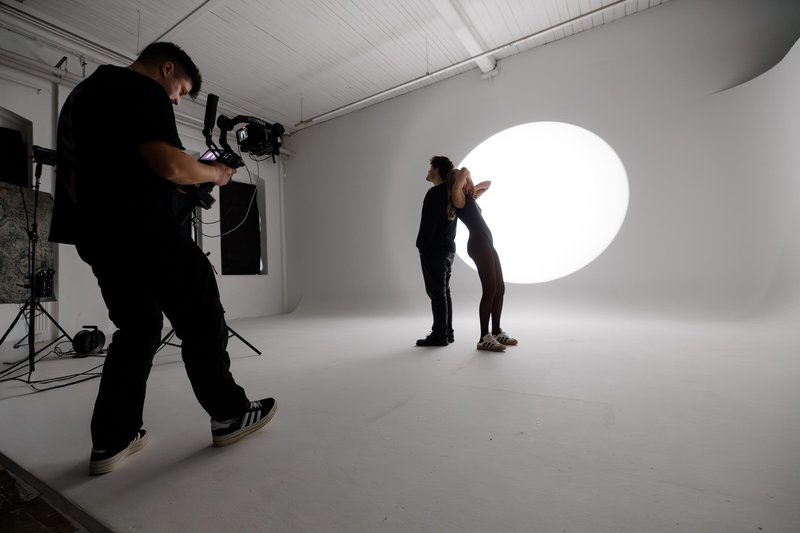 Kdo je glas, ki pritegne čedalje več pozornosti na naših radiih? To je Luka Drmič – z novim singlom Najina skrivnost!