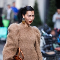 Ta pulover vam manjka za zimo 2025/26: popolno ravnovesje med udobnim in trendovskim