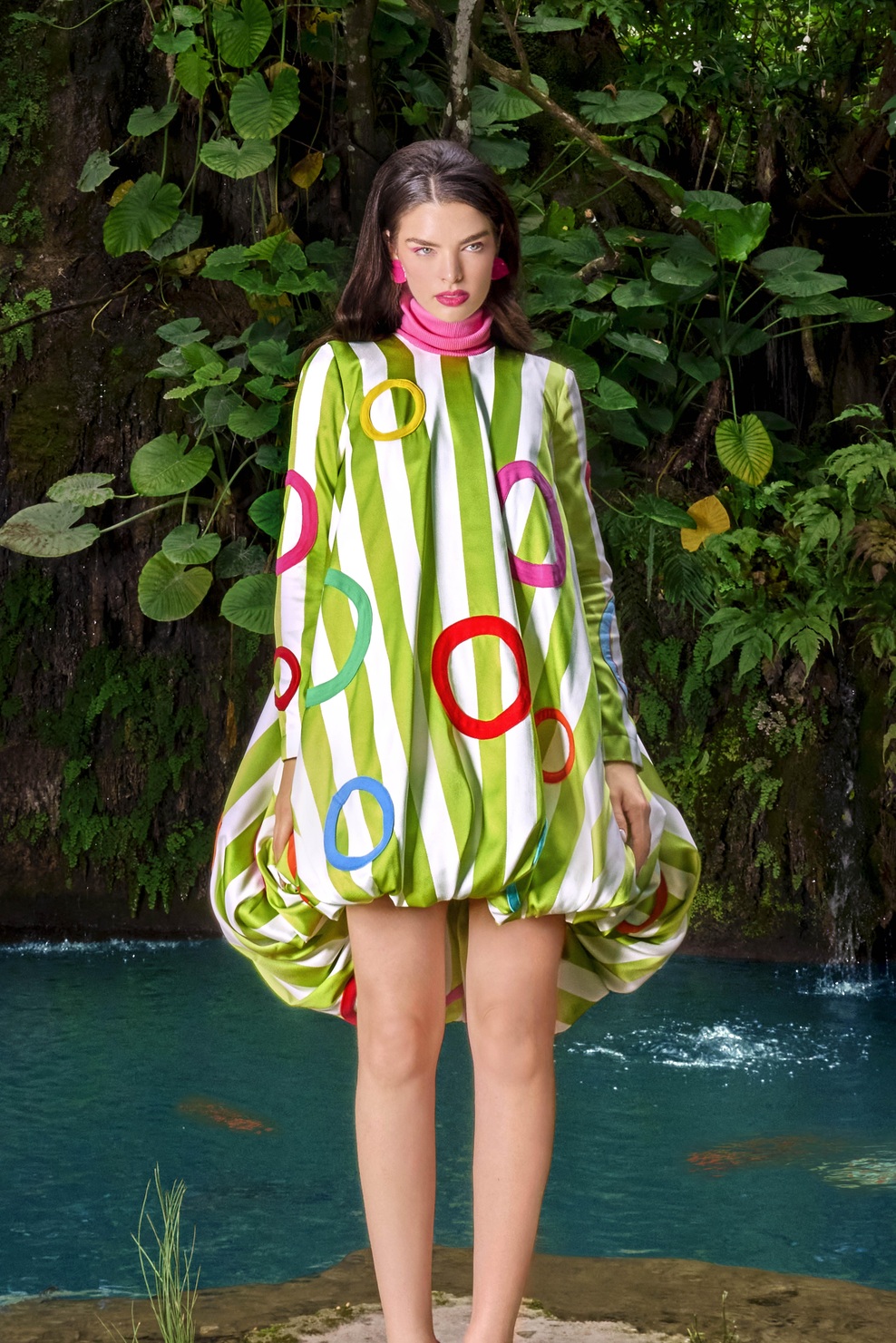 Obleka: Ágatha Ruiz de la Prada
Čevlji: Dolce&Gabbana
Uhani: Oscar de la Renta