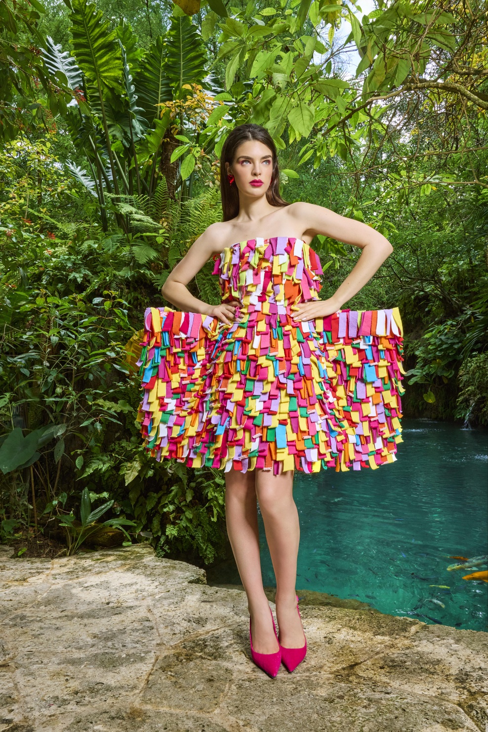 Obleka: Ágatha Ruiz de la Prada
Čevlji: Dolce&Gabbana
Uhani: Oscar de la Renta